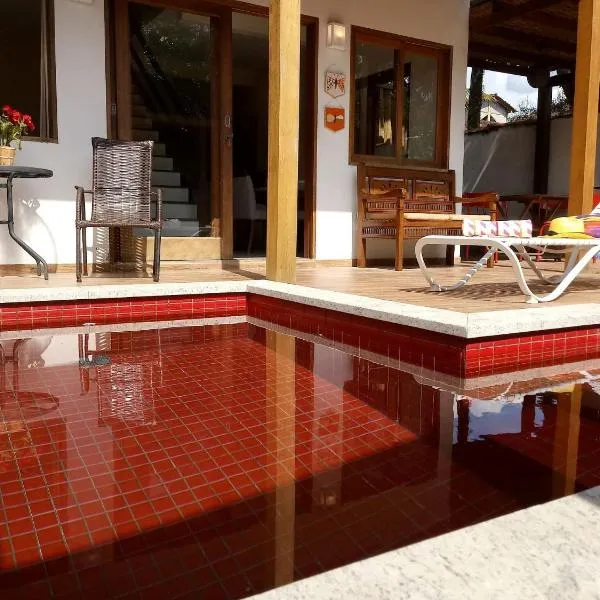 Refúgio com Piscina Vermelha - 3 Suítes, Churrasqueira e Praia na Esquina!