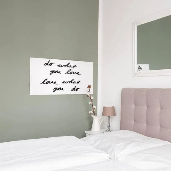 Viesnīca SC 05 by ROCKCHAIR Apartments l SUPERHOST Status l 2 Bedrooms Boxspringbeds Balcony Elevator - Cozy Family & Business Flair welcomes you! Berlīnē
