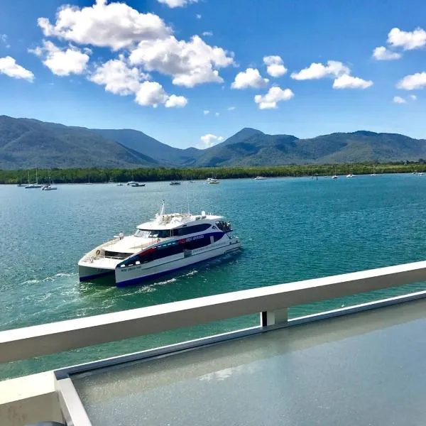 Cairns Waterfront Luxury at Harbourlights, hotel in Cairns
