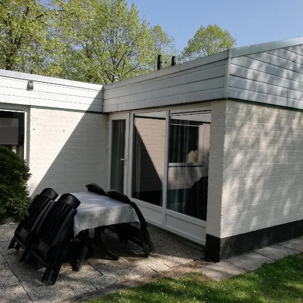 Rustige, gelijkvloerse vakantiewoning met 2 slaapkamers in Simpelveld, Zuid-Limburg, hotel in Simpelveld