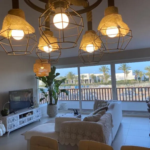 Almaza bay Beach Town Chalet, hotel v destinaci Mersa Matruh