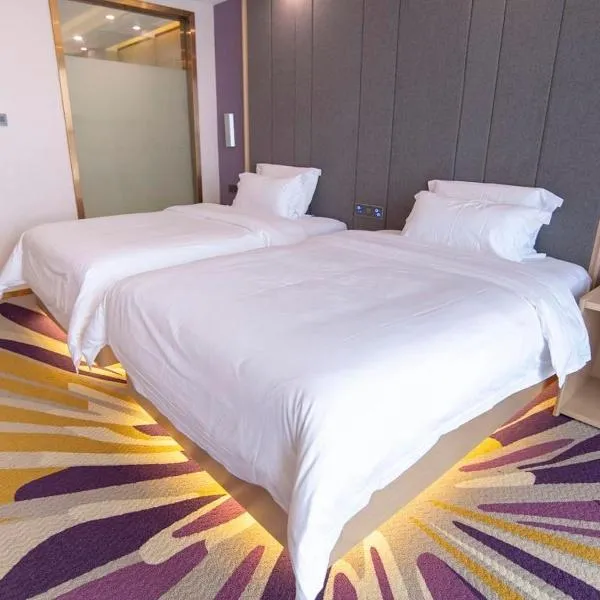 Lavande Hotel Bazhong Fortune Center، فندق في Bazhong
