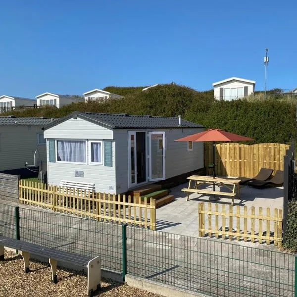 Luxe Chalet op camping Duindoorn, IJmuiden aan Zee, in de buurt van F1 circuit Zandvoort en Bloemendaal op loopafstand strand, hotel v destinaci IJmuiden