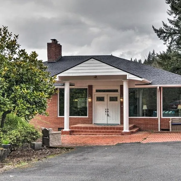 Charming Kelso Home with Proximity to Cowlitz River!, Hotel in Silver Lake