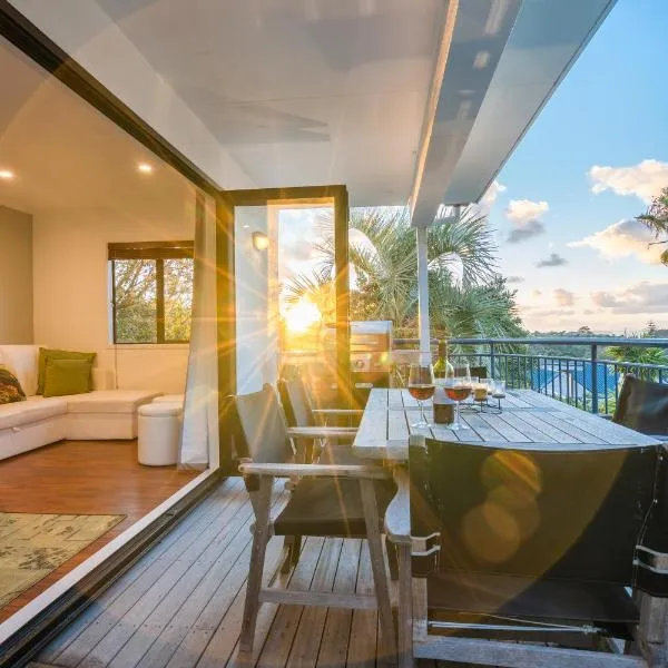 2 LEVEL 2 BEDROOM VILLA w MAGNIFICENT OCEAN VIEWS BEDROOM BALCONY FREE WIFI, hotel v destinaci Palm Beach