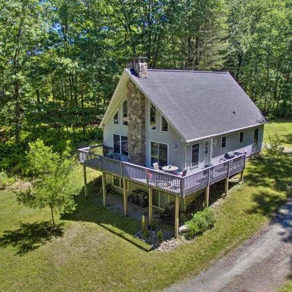 Spacious Home with Deck, Grill and Delaware River View, hotel v destinaci Callicoon