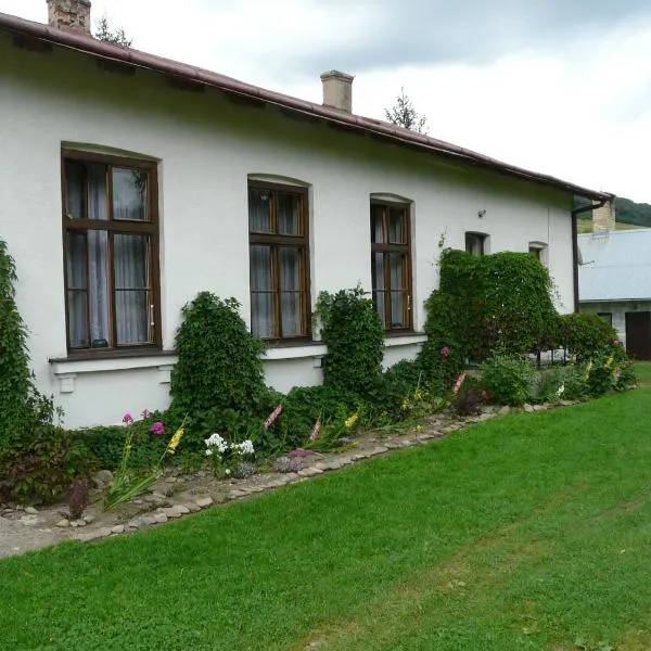 Stara Szkoła, hotel v destinaci Krempna