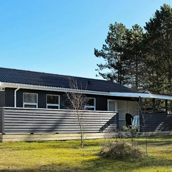 Three-Bedroom Holiday home in Væggerløse 6, hotel v destinaci Bøtø By