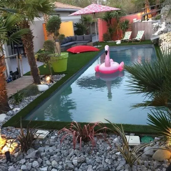 Maison entre bordeaux et le bassin d'arcachon avec piscine et jaccuzi 2 a 6 pers, hotel di Saint-Jean-dʼIllac