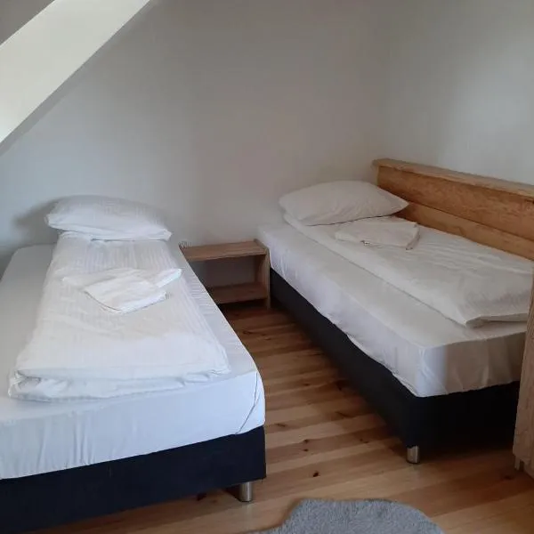 NOCLEGI DREWNIANA CHAŁUPA, hotel in Kobyla Góra