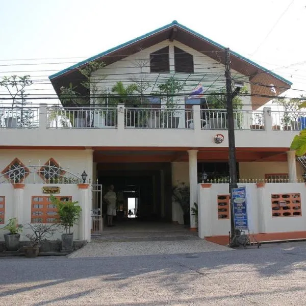 Ban Sulada Guest House, hotel di Laem Ngop