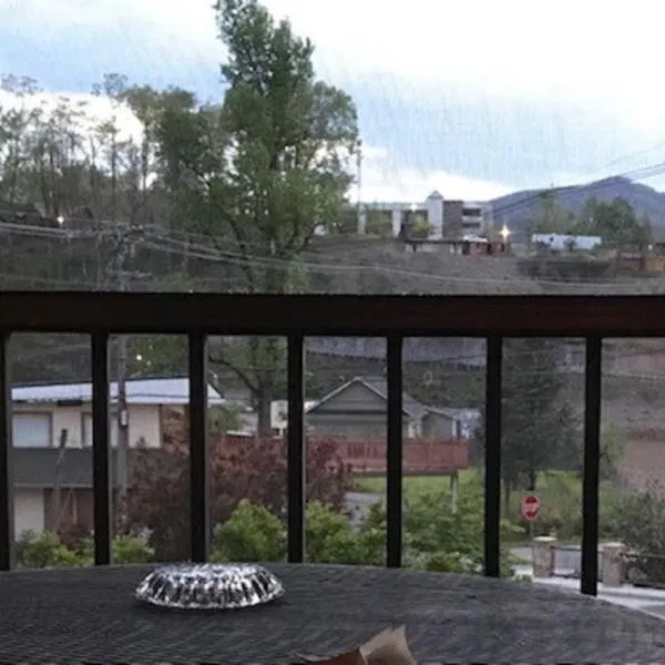 Spacious Downtown Condo Walking distance to Downtown Gatlinburg Sleeps 6 guests, khách sạn ở Gatlinburg