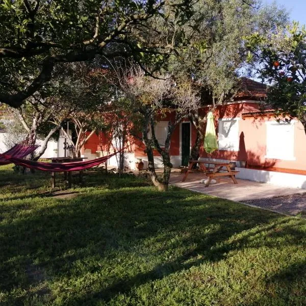 Casa das Laranjeiras e parque infantil, hotel a Vila Nogueira de Azeitão