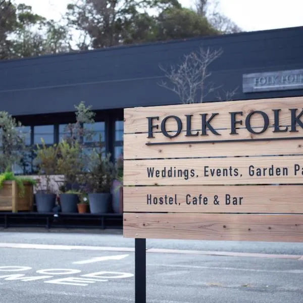 FOLK FOLK Hostel, Cafe & Bar, מלון באיסה