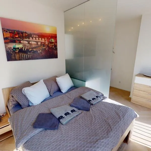 ONSITE Free Garage Parking, 10min Centre by Bus, hotel di Praha