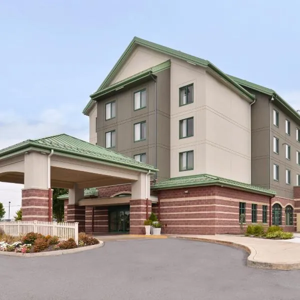 Holiday Inn Express Breezewood, an IHG Hotel, hotel di Clearville