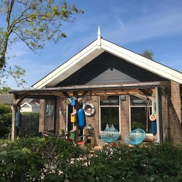 BelleMare Bungalow Lauwersmeer mit überdachte Veranda und eingezäuntem Garten, hotel in Anjum