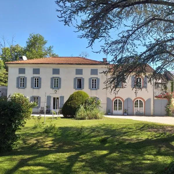 Chez Celine et Philippe chambre Marie dans propriété de charme avec piscine, hotel in Sieuras