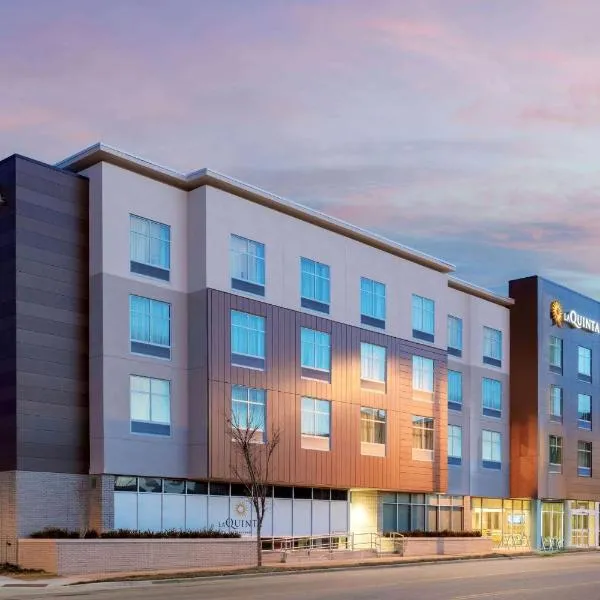 La Quinta Inn & Suites by Wyndham Kansas City Beacon Hill, hotel i Mission