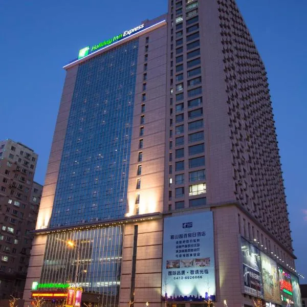 Holiday Inn Express Anshan Downtown by IHG, hotel v Anshane