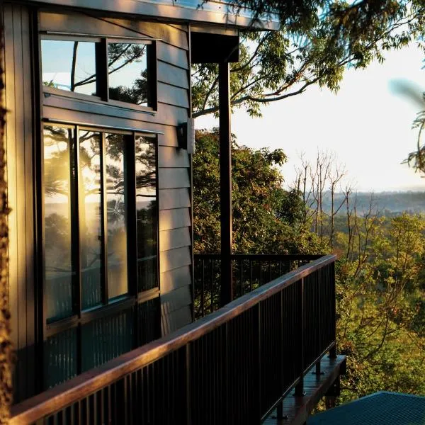 Rainforest Gardens - Luxury Hillside Accomodation with Views to Bay & Islands、Mount Cottonのホテル