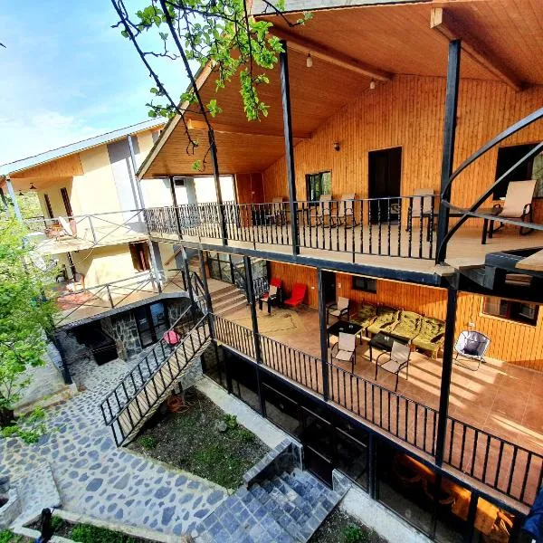ニノ ラティアーニズ ゲストハウス（Nino Ratiani's Guesthouse）、メスティアのホテル