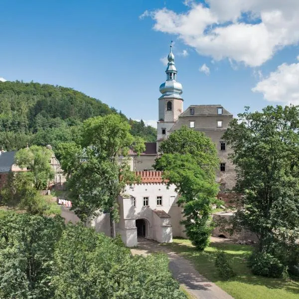 Zamek Sarny - Schloss Scharfeneck – hotel w mieście Studzienno