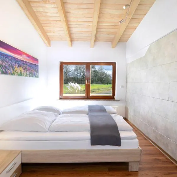 W-Apartments - Spacious Parking, EV-Station & Private Outdoor Area with Playground, Hotel in Offenburg