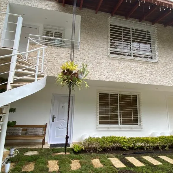 Una casa con vistas en Caracas, hotel in El Dividive