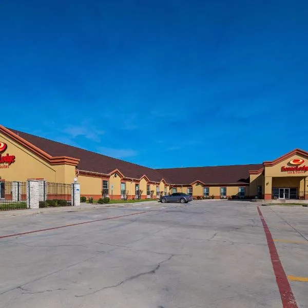 Econo Lodge Inn & Suites Bridgeport, хотел в Bridgeport