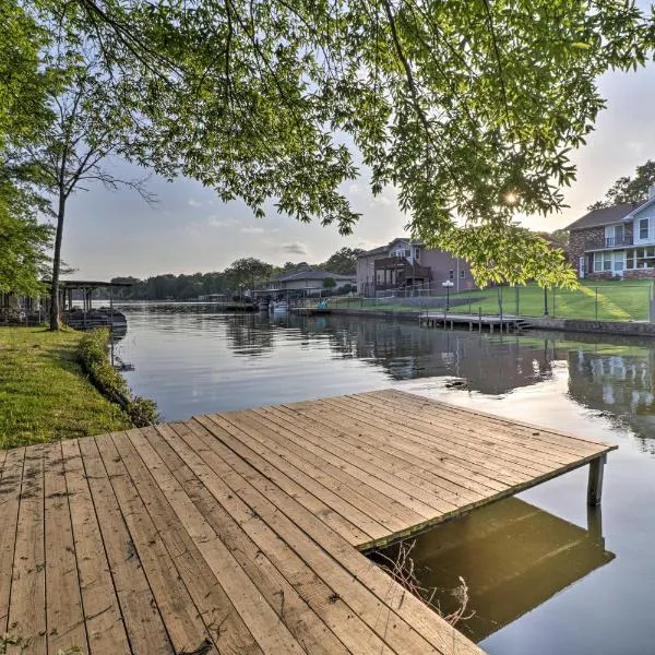 Lake Hamilton Home with Dock 8 Mi to Hot Springs NP, viešbutis mieste Hot Springsas