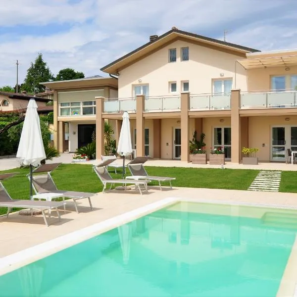 Garda Bloom Holiday Apartments, hotel in Padenghe sul Garda