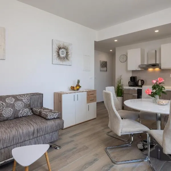 Apartments 20 meters from the beach, hotel in Jesenice