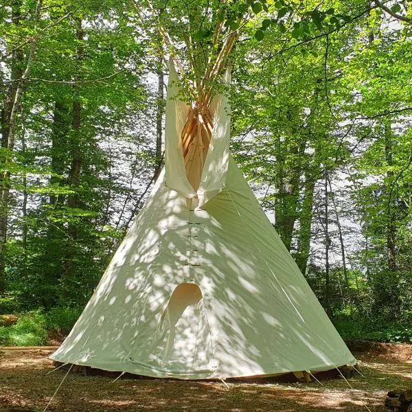 Tipi - Camping Le Soustran, hotel en Lamazière-Basse