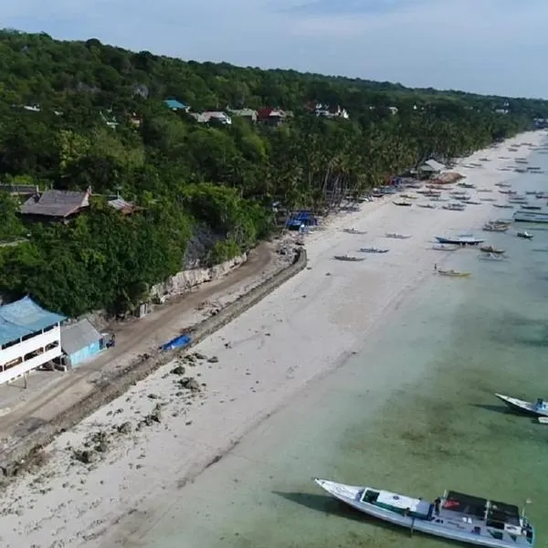 Phinisi Hostel Bira, hotel v destinaci Bira