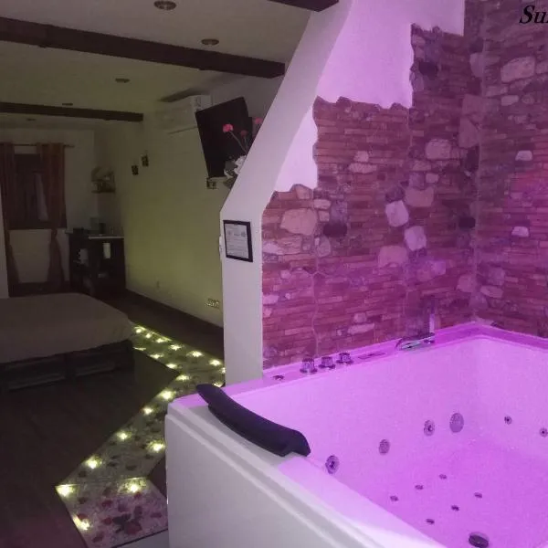 Suite Love Jacuzzi (Casas Toya), hotel di Uceda