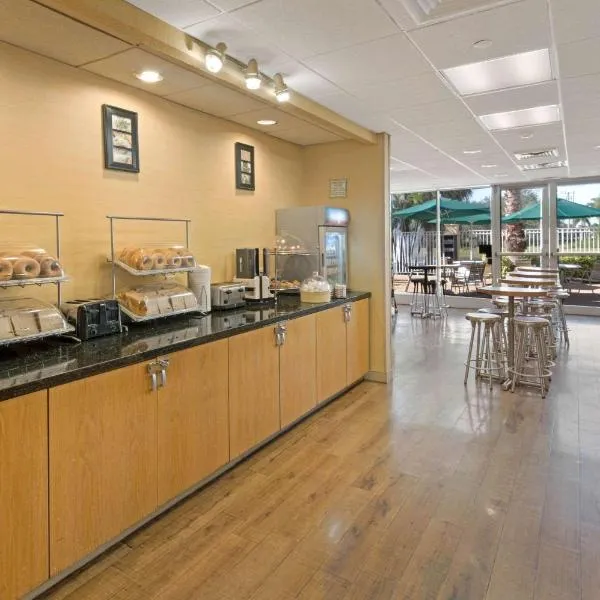 La Quinta Inn & Suites by Wyndham Sunrise, ξενοδοχείο σε Sunrise