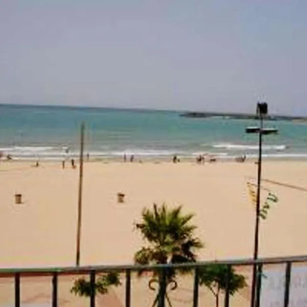 3 bedrooms apartement at Barbate 100 m away from the beach with sea view and furnished terrace, hotell i Barbate