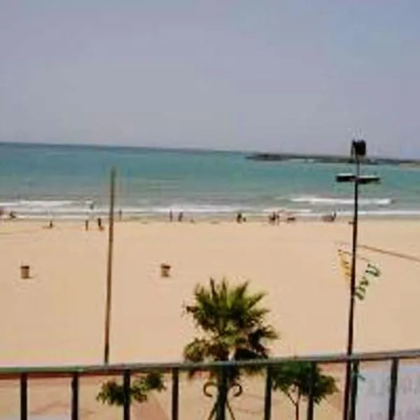 3 bedrooms apartement at Barbate 100 m away from the beach with sea view and furnished terrace, מלון בברבטה