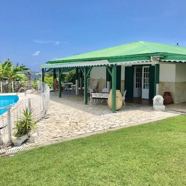 Maison de 4 chambres a Saint Francois a 300 m de la plage avec vue sur la mer piscine privee et jardin clos, ξενοδοχείο σε Kahouanne