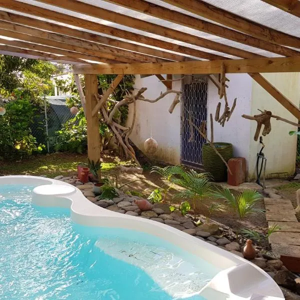 Appartement moderne à Le Lamentin avec piscine partagée - 20m²、ル・ラモトンのホテル