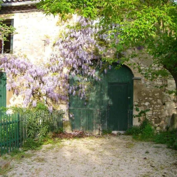 Maison de 3 chambres avec terrasse amenagee et wifi a Noves、ノヴのホテル