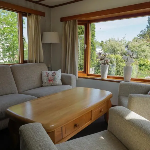Chalet at a holiday park in Opmeer near Amsterdam, ξενοδοχείο σε Opmeer