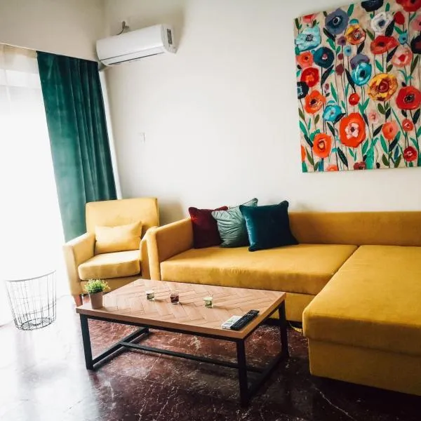 Explore Greece from Colorful City Centre Apartment, hotel i Chalkida