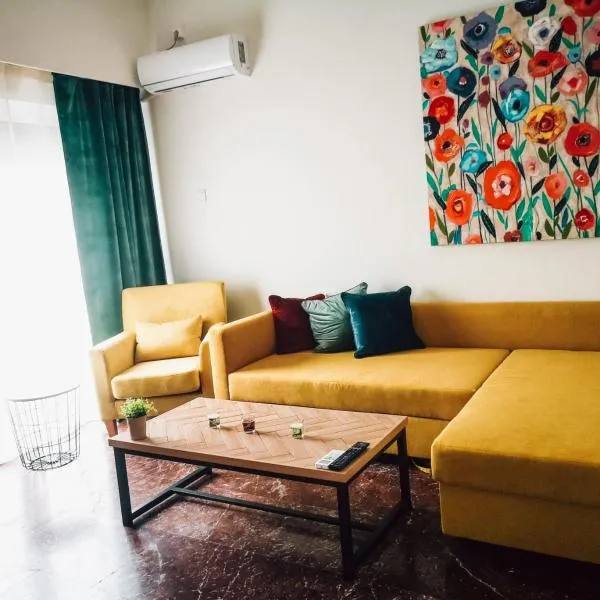 Explore Greece from Colorful City Centre Apartment, hotell Chalkídas