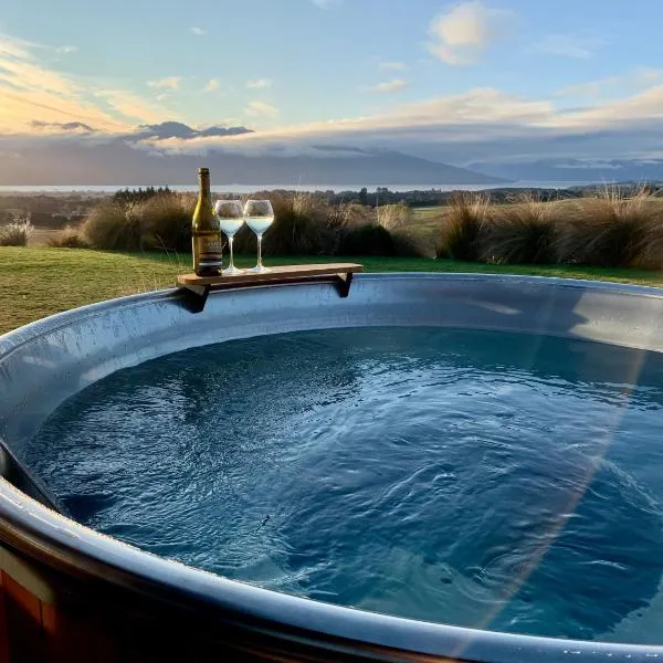 Fiordland Eco-Retreat -- Panoramic Views -- Hot Tub, hotel v destinaci Te Anau