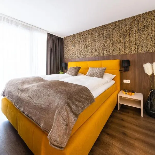 Gerharts Premium City Living - center of Brixen with free parking and Brixencard, hotel v destinaci Bressanone