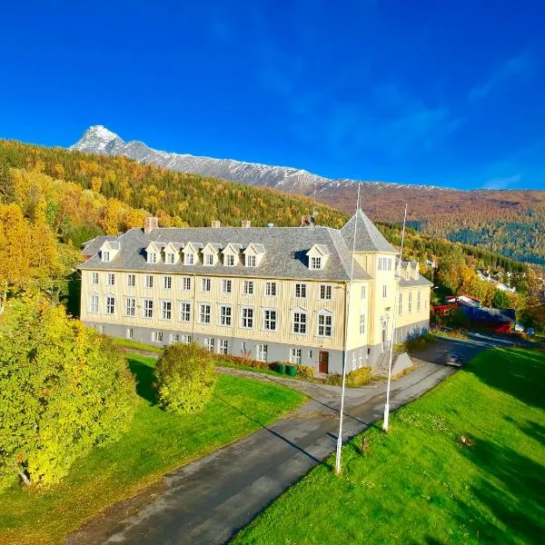 Solhov, Castle of the Lyngen Alps, hotel en Jægervatnet
