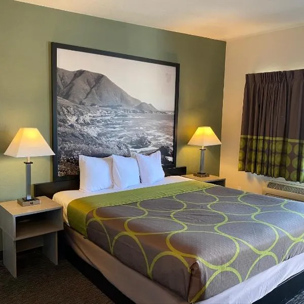 Super 8 by Wyndham Monterey, hotelli kohteessa Monterey