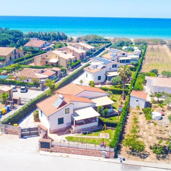 Case Vacanze Mare Nostrum - Villas in front of the Beach with Pool, hotell i Campofelice di Roccella